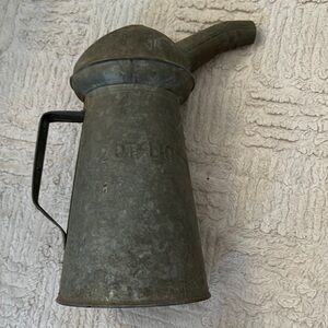Vintage 2 Qt oil can C-2 with handle and spout